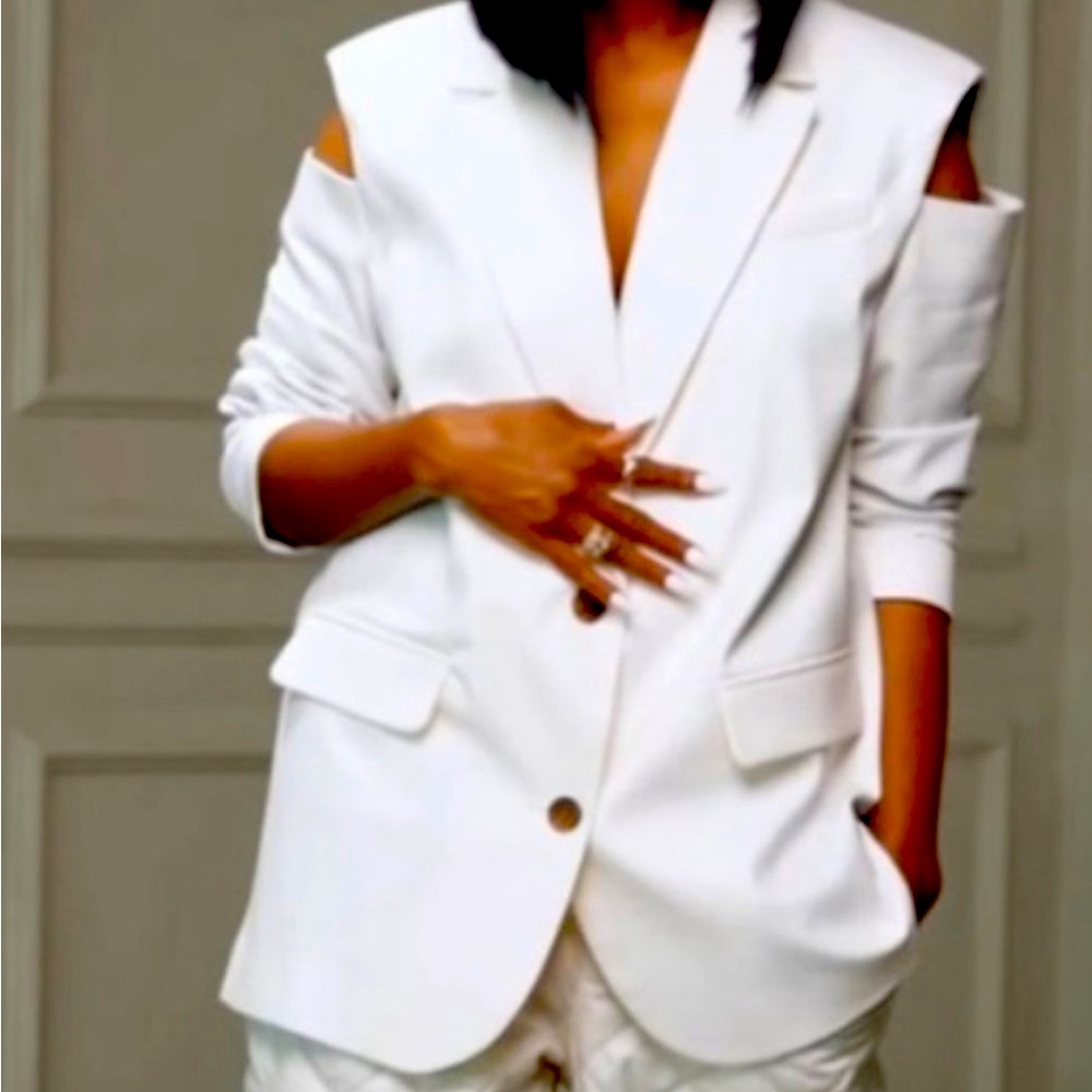 NWT OPEN SHOULDER OVERSIZED BLAZER SIZE L. Very faint mark on the collar